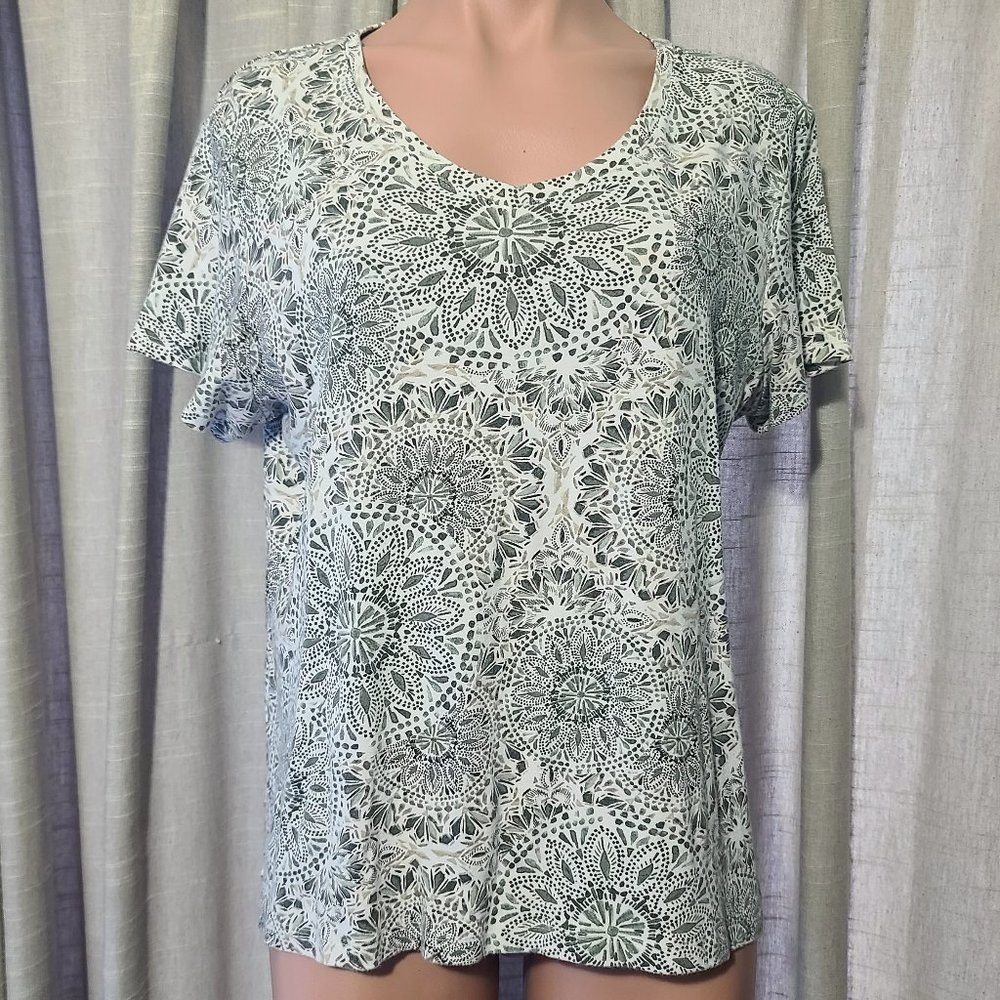NWOT Croft & Barrow Green Medallion Short Sleeve V-neck Tee, Size XL